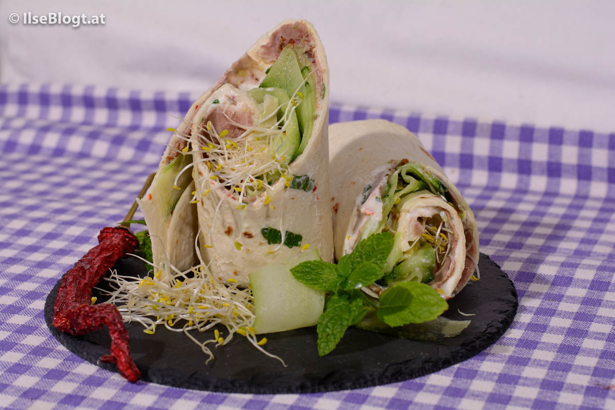 Gefüllte Wraps mit Braten, Gurke, Avocado und Alfalfa Sprossen - Ilse Blogt